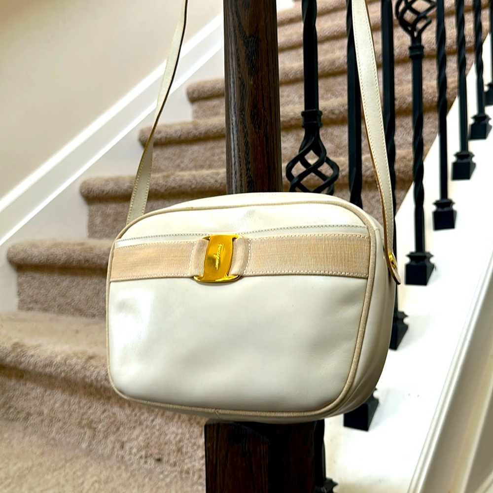 Salvatore Ferragamo Vara bag. Leather, biege color. Pre loved bag.